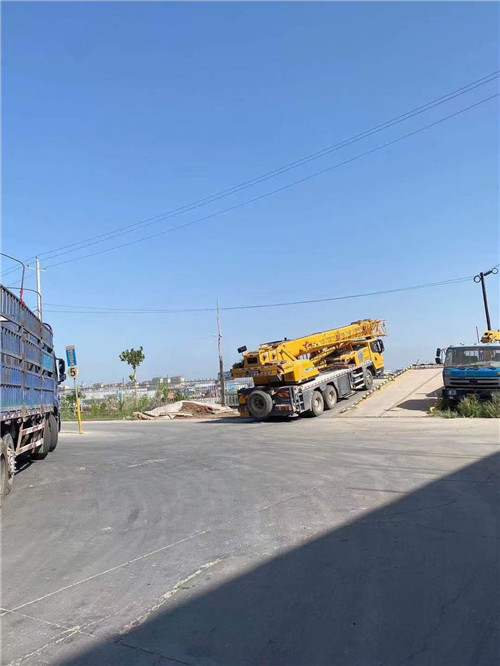 玛曲县25吨吊车的租赁价格大概是多少？